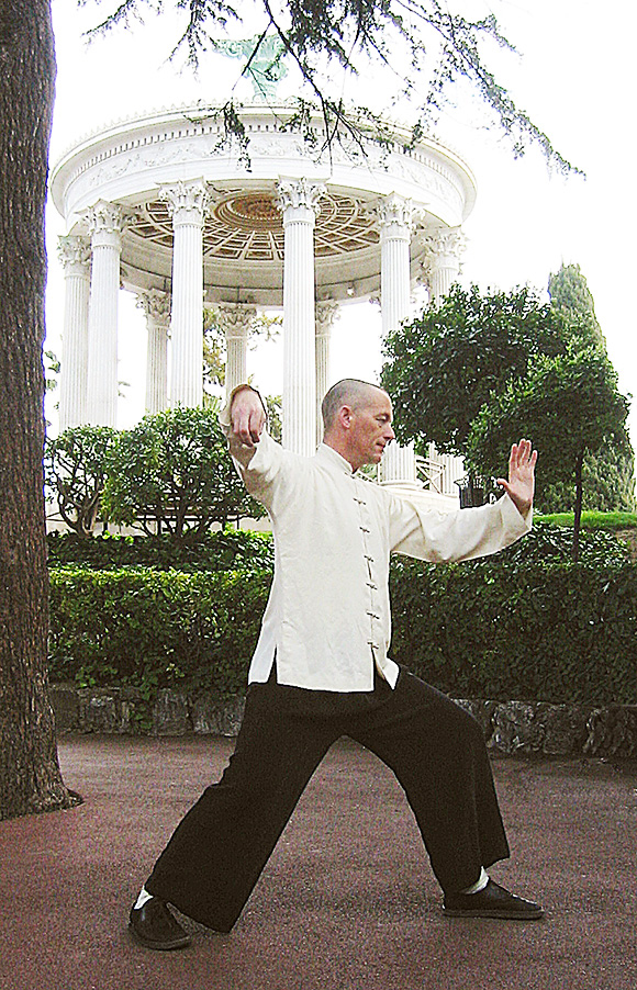 Gitte Nielsen instrueres i Tai Chi under <em>Maestro</em>